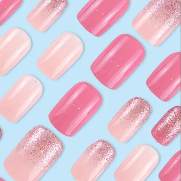 🍸🩷🎄HOLIDAY NAILS! - Picture 2 of 5